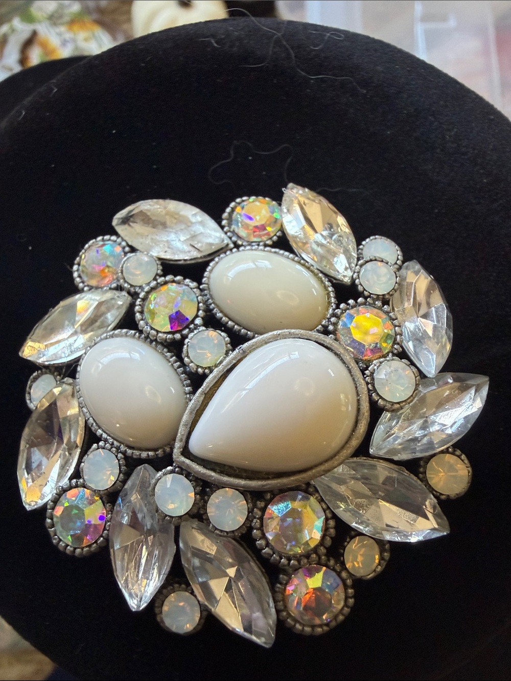 VINTAGE Elegant White Crystal Cluster Brooch - Women Jewelry